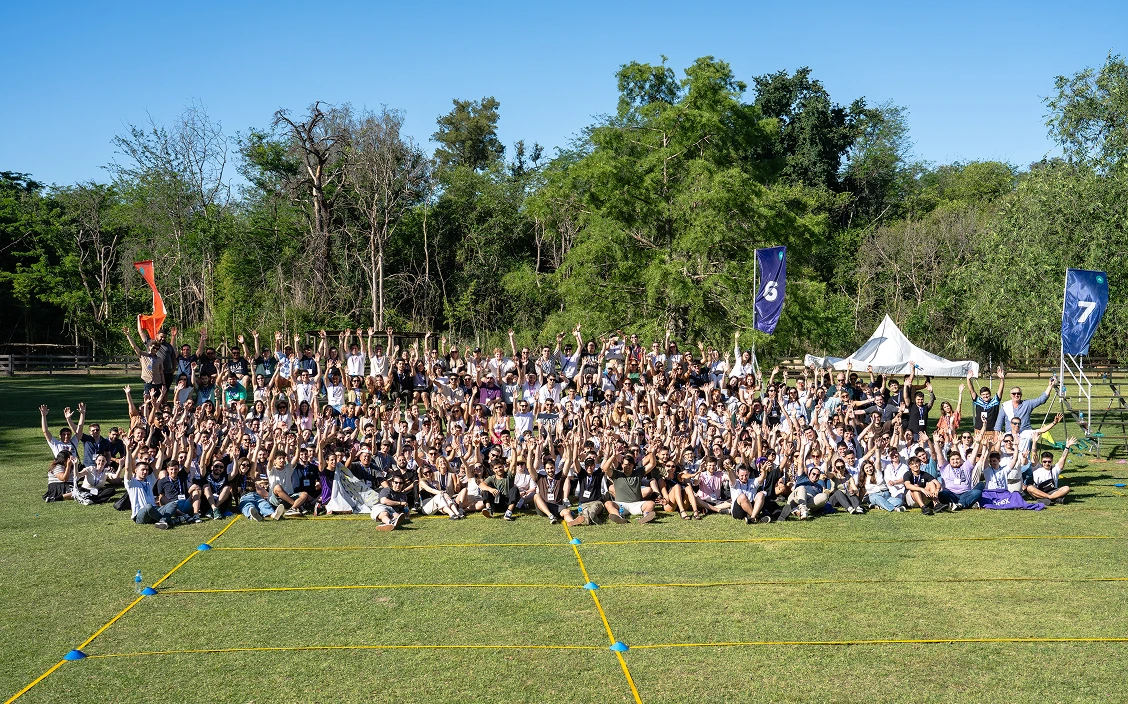 Foto grupal del equipo de Prex reunido al aire libre en un espacio verde.